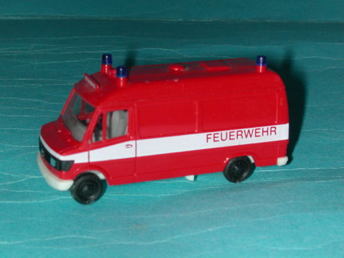 Herpa Mercedes 207 D Halb-Bus Feuerwehr Rettungswagen